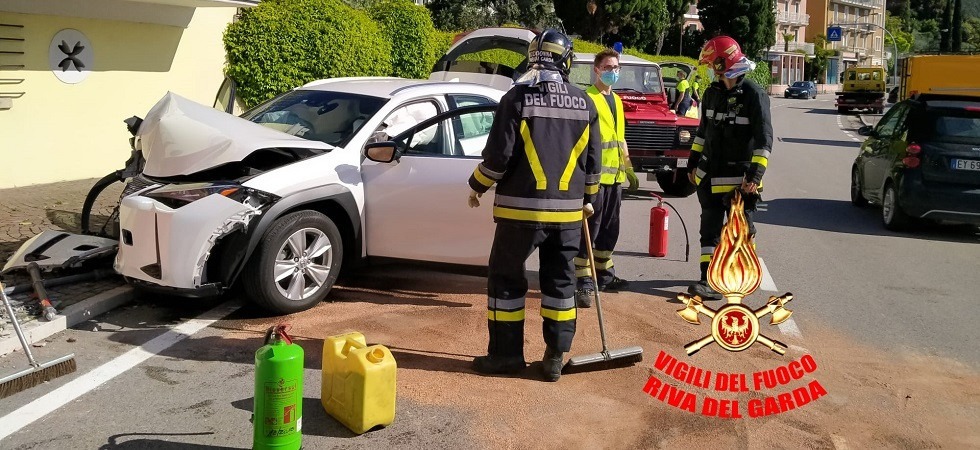 Si schiantano con l'auto contro l'ufficio info dell'Apt, due coniugi di 83 e 80 anni soccorsi dai passanti che lanciano